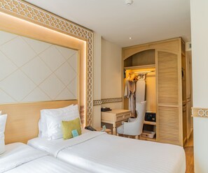 Habitación Deluxe | Camas Select Comfort, caja de seguridad en la habitación y escritorio 