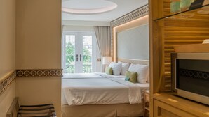 A hotel room with a large bed, a TV, and a view of the outdoors. -  La Petite Salil Sukhumvit Thonglor 1 (Bangkok)