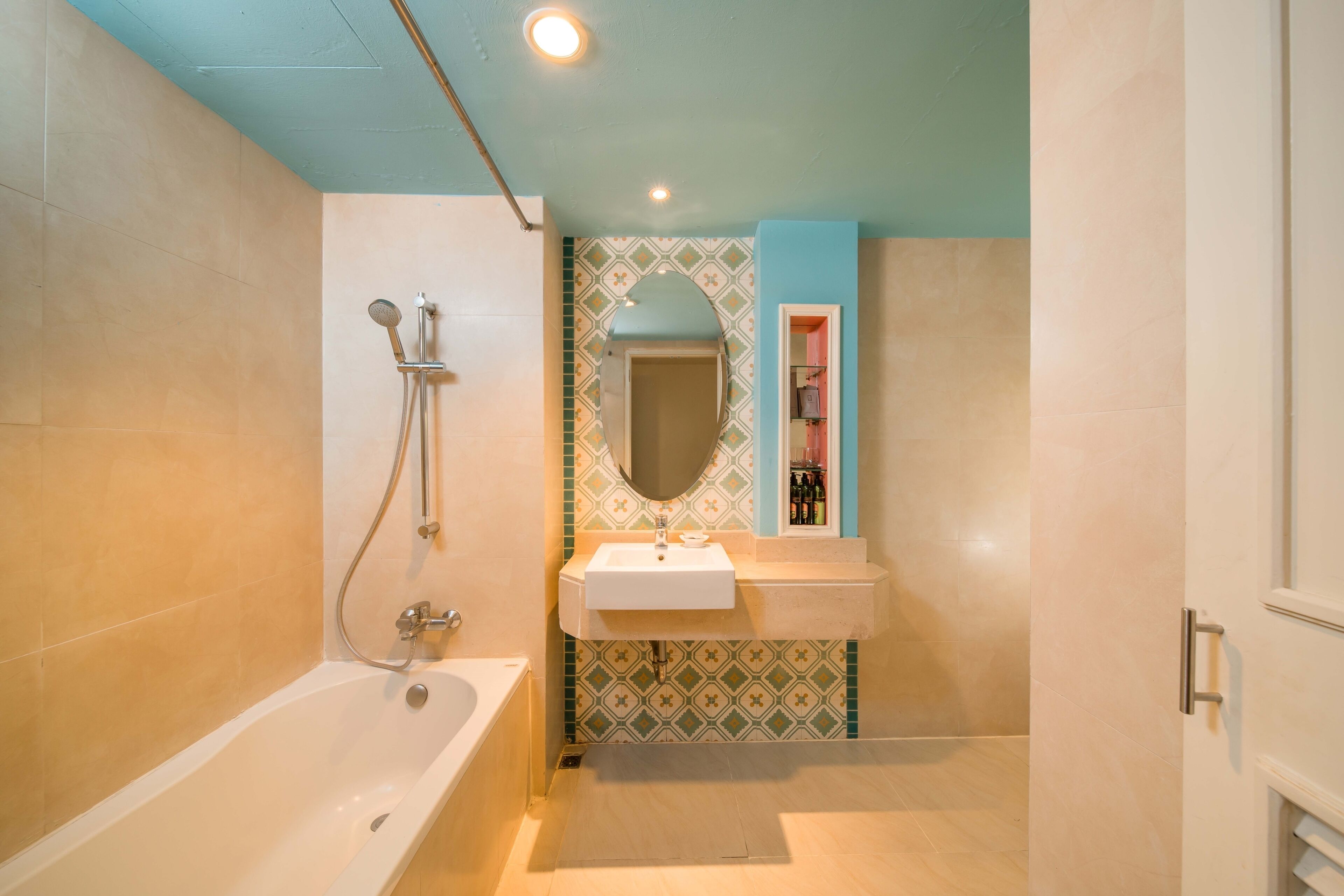 Ein Badezimmer mit Badewanne, Dusche, Waschbecken und Spiegel.