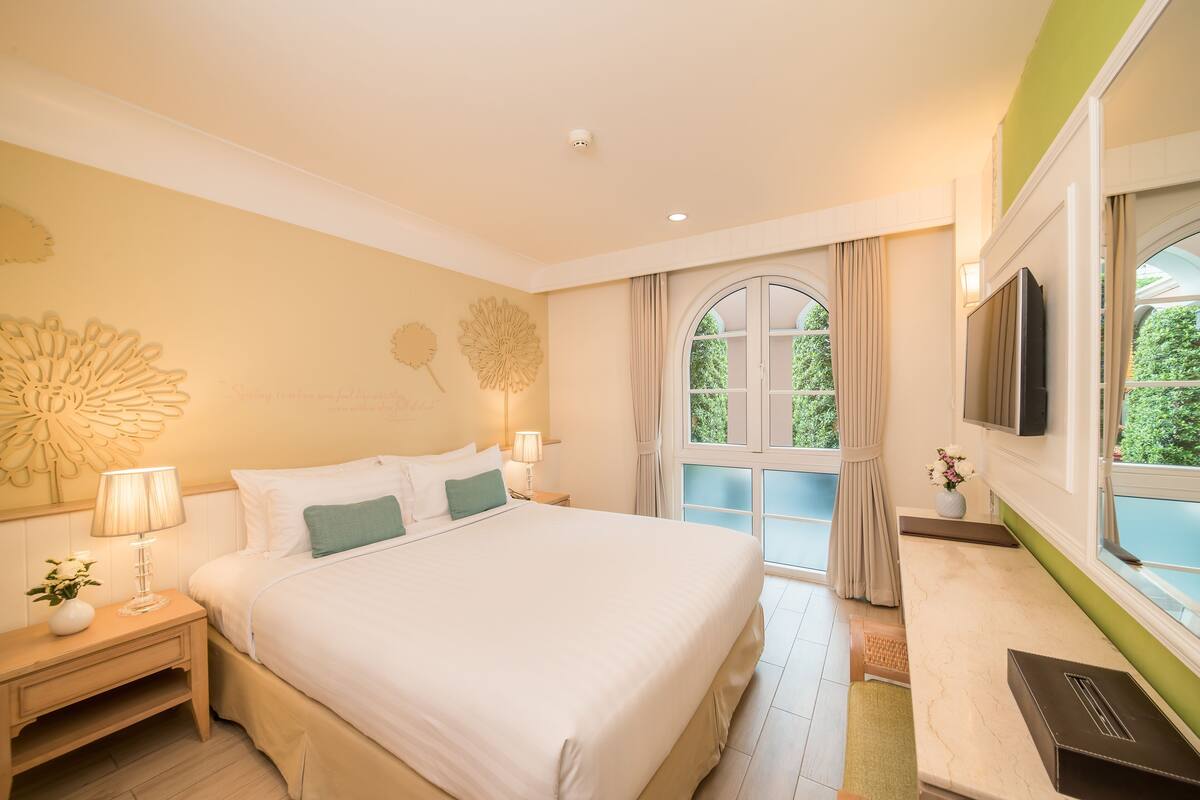 Select Comfort beds, in-room safe, desk, blackout curtains