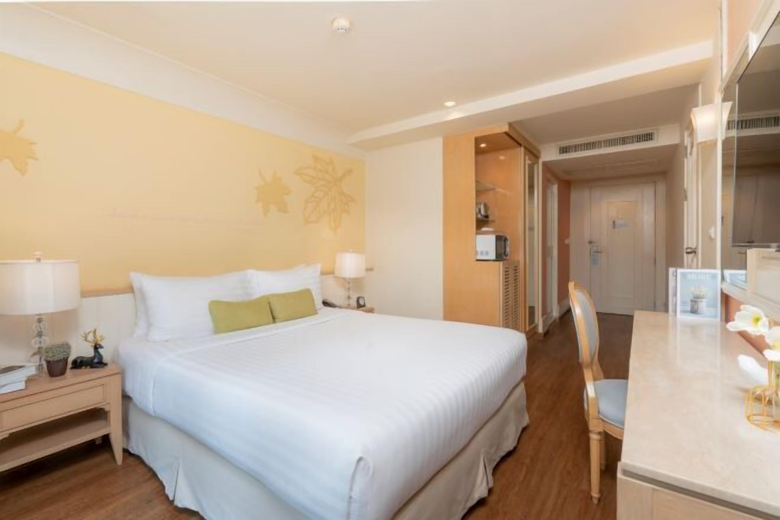 Select Comfort -patjalliset sängyt, tallelokero huoneessa, työpöytä