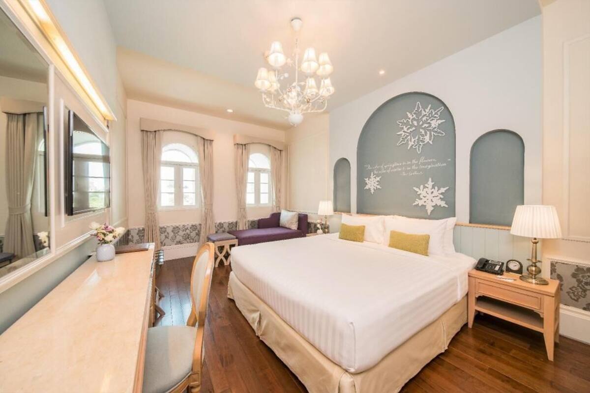 Select Comfort beds, in-room safe, desk, blackout curtains