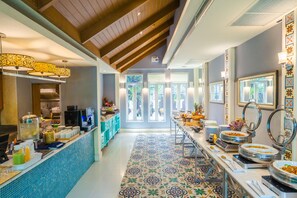 Bữa sáng buffet hàng ngày (280 THB/mỗi người) 