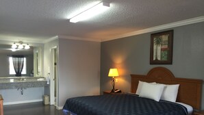 Deluxe Room, 1 King Bed, Non Smoking | Free WiFi, alarm clocks, bed sheets - Best Way Inn Houston (Houston)