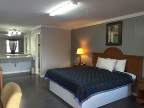 Deluxe Room, 1 King Bed, Non Smoking | Free WiFi, bed sheets, alarm clocks - Best Way Inn Houston (Houston)