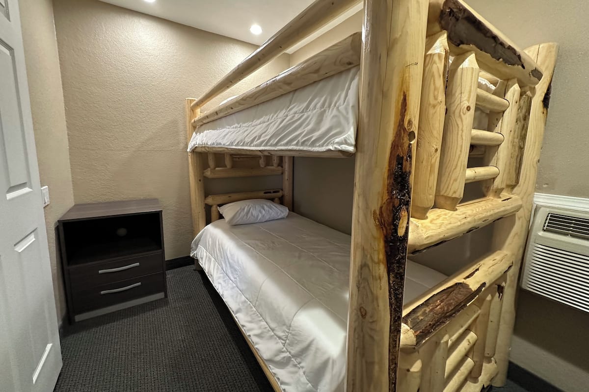 Chambre Double, plusieurs lits, non-fumeurs | Rideaux occultants, fer et planche Ă repasser, Wi-Fi gratuit