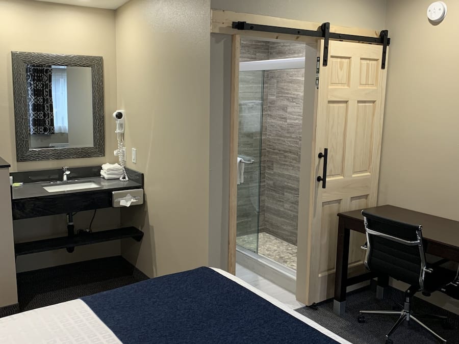 Premium-rum - 1 kingsize-säng - icke-rökare | Mörkläggningsgardiner, strykjärn/strykbräda, gratis wi-fi och sängkläder