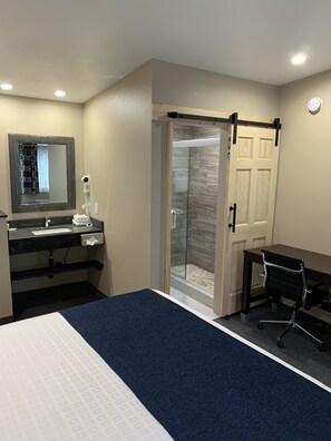 Rom – premium, 1 kingsize-seng, ikke-røyk | Blendingsgardiner, strykejern/-brett, wi-fi (inkludert) og sengetøy