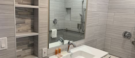 Room, 1 Queen Bed, Accessible, Non Smoking | Bathroom