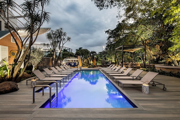 Hồ bơi ngoài trời, ghế dài tắm nắng