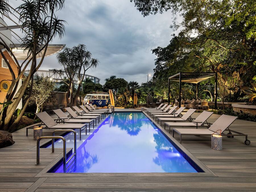 Piscina externa, espreguiçadeiras