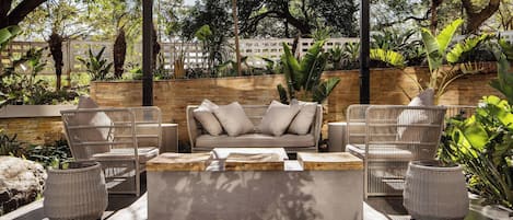 Breakfast, lunch, dinner served; garden views