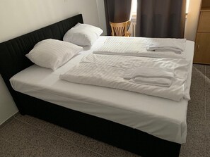 Double Room | Bathroom | Shower, hair dryer, towels - Hotel Lilienhof (Hamburg)