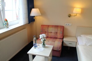 Een kluis op de kamer, een bureau, een strijkplank/strijkijzer
