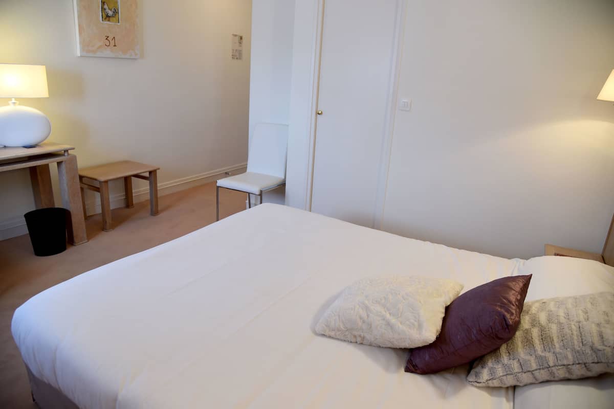 standard room | premium bedding, in-room safe, desk, free wifi