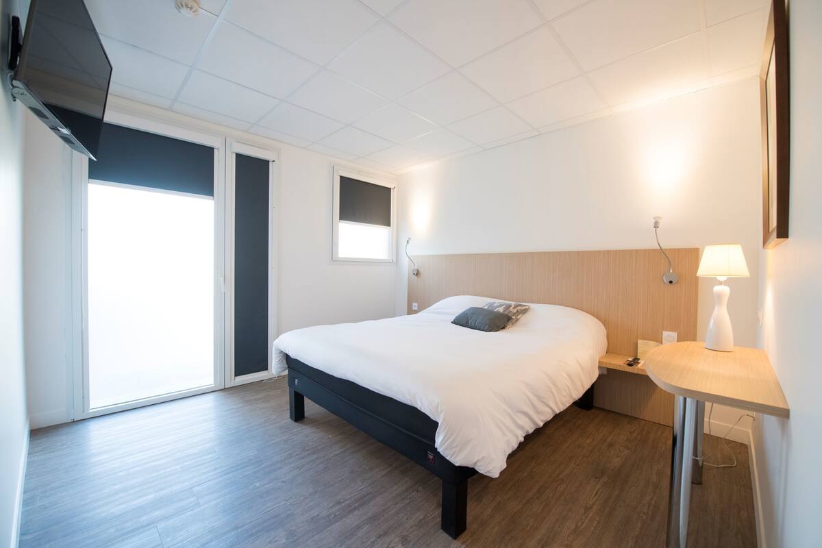 premium bedding, in-room safe, desk, free wifi