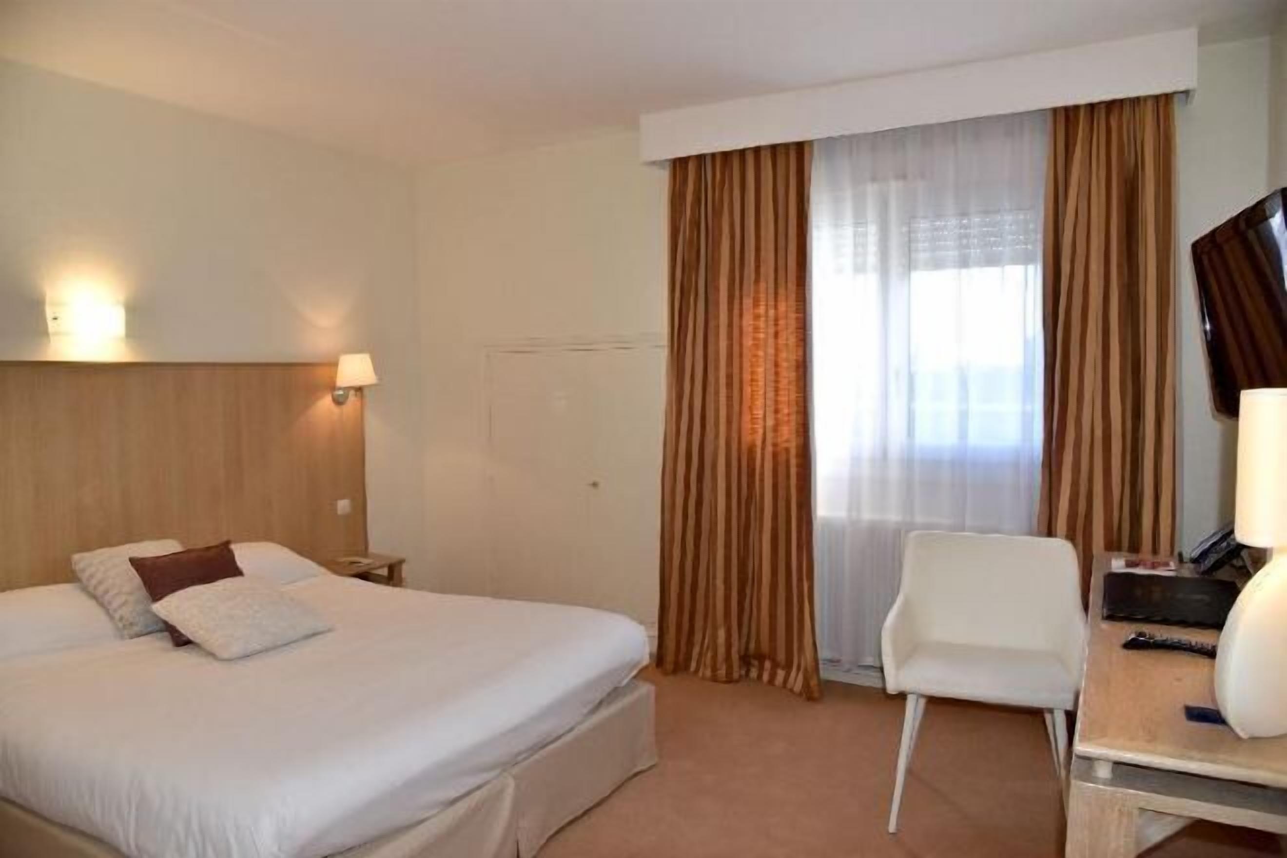 Premium bedding, in-room safe, desk, free WiFi