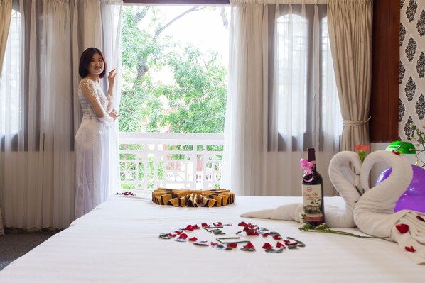 Honeymoon Suite | Free minibar items, desk, free cribs/infant beds, rollaway beds