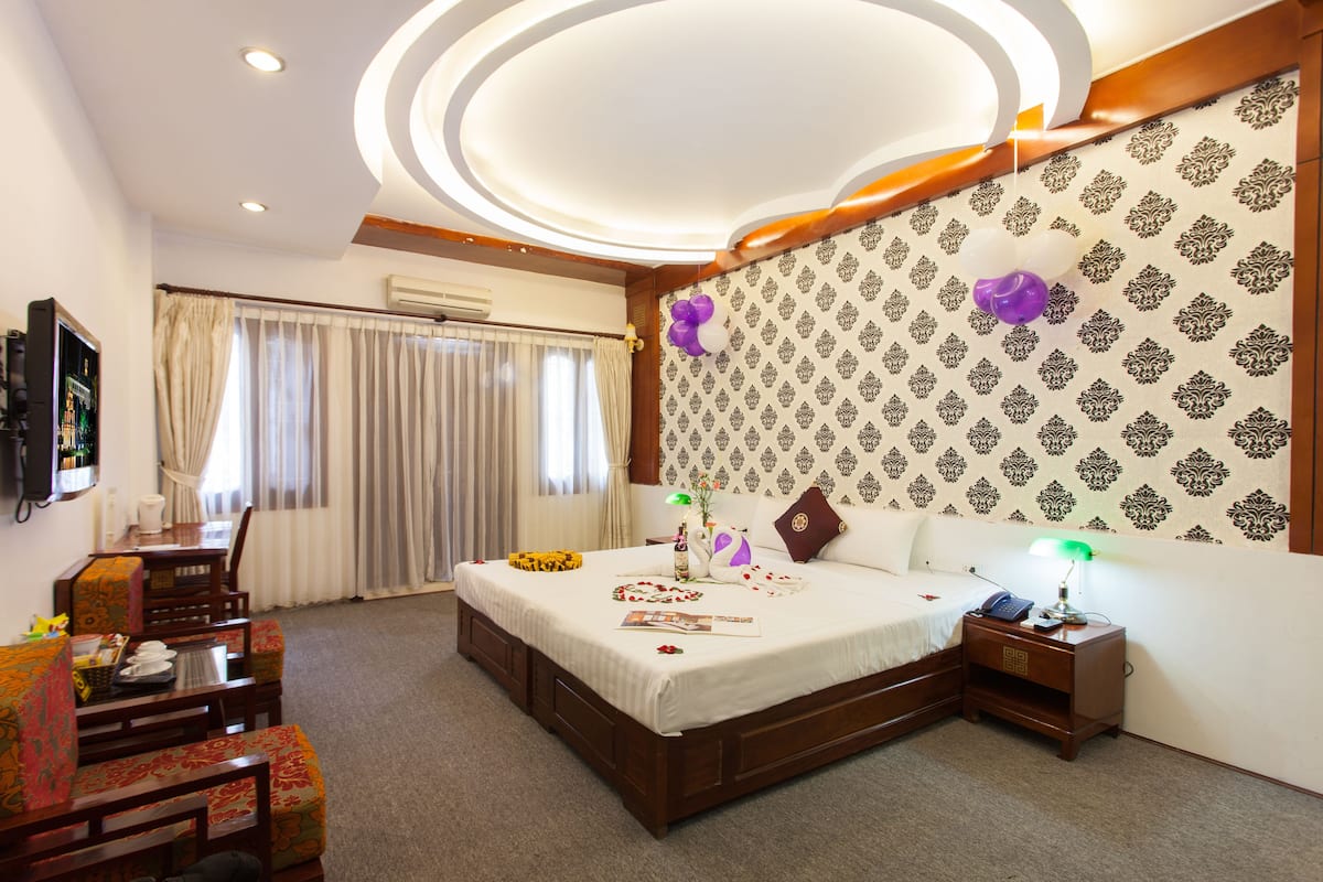Honeymoon suite | Een minibar met enkele gratis items, een bureau, gratis babybedden