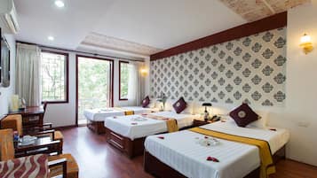 Suite (Triple) | Artículos del minibar gratis, escritorio, cunas gratuitas y camas extra