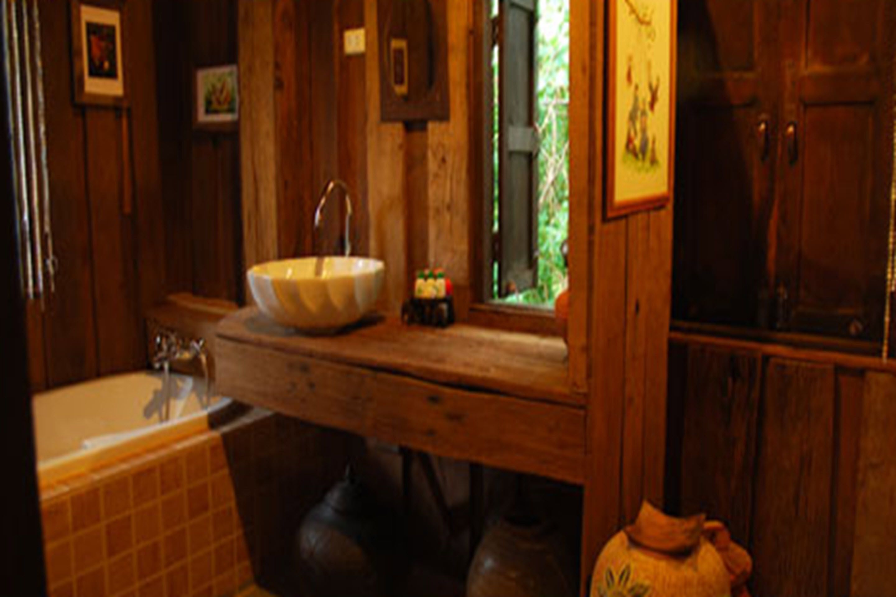 family house | bathroom | shower, hair dryer, bidet, towels