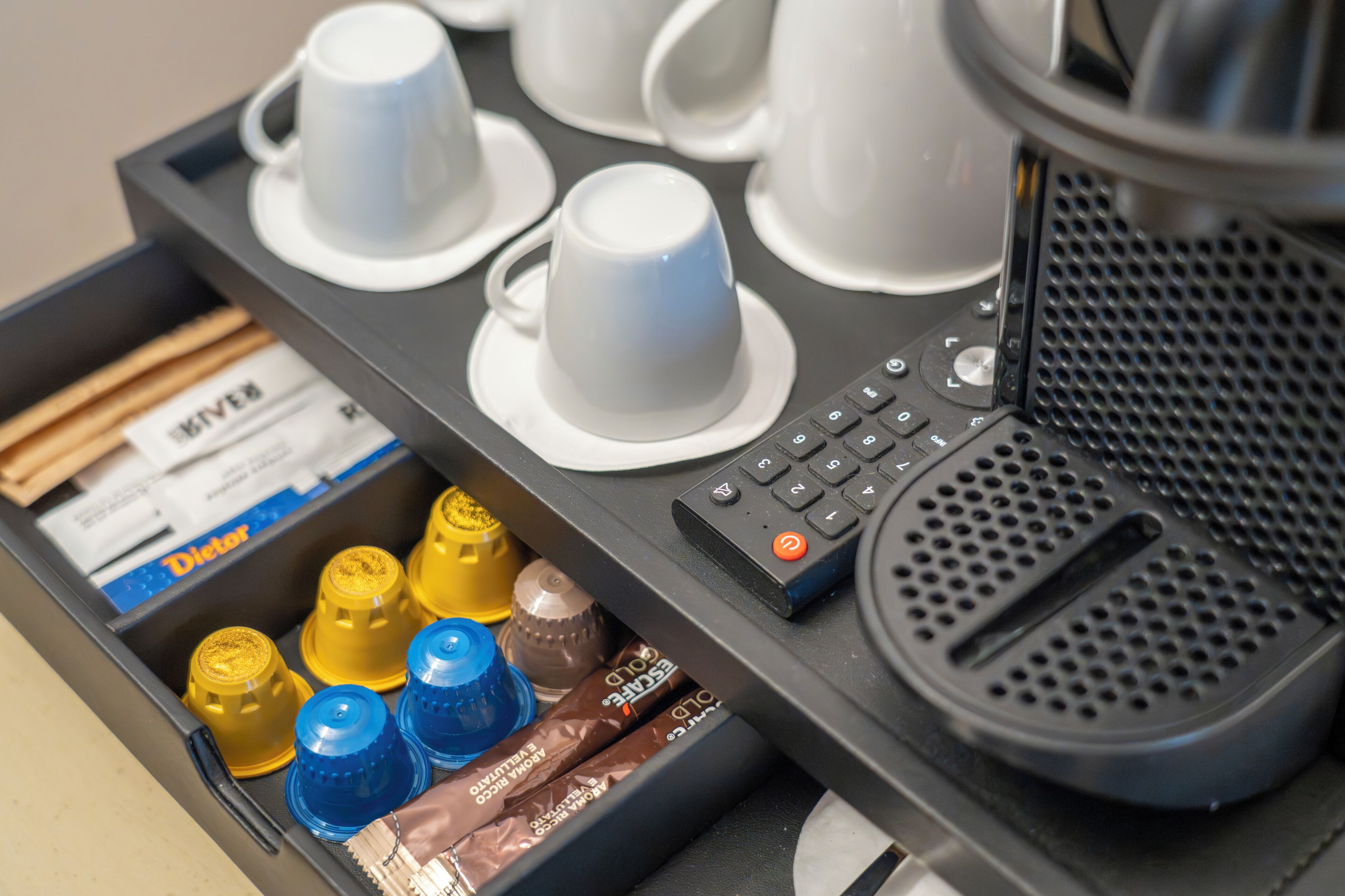 Minibar, una cassaforte in camera, una scrivania, postazione laptop