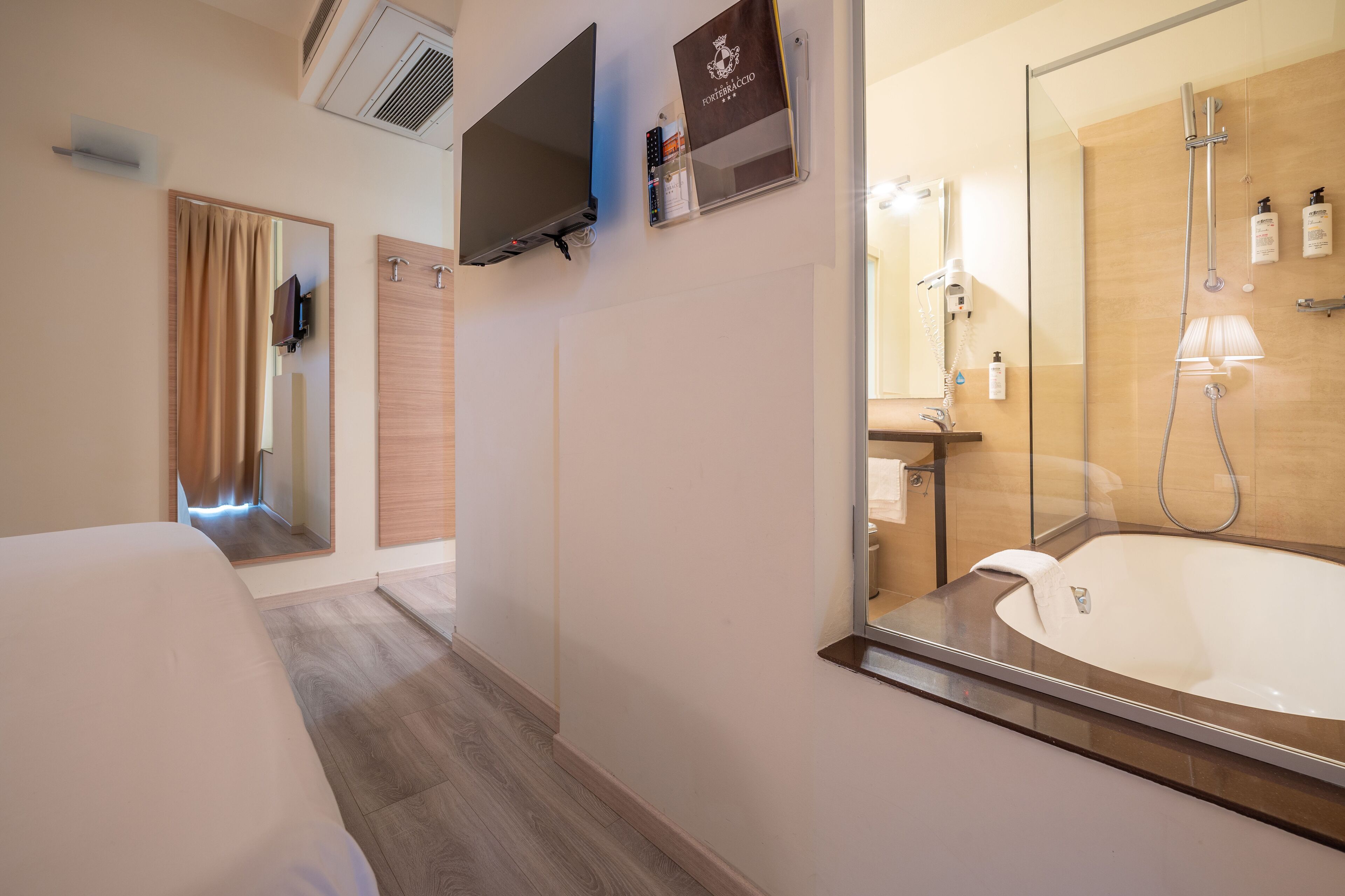 junior suite | bathroom | free toiletries, hair dryer, towels