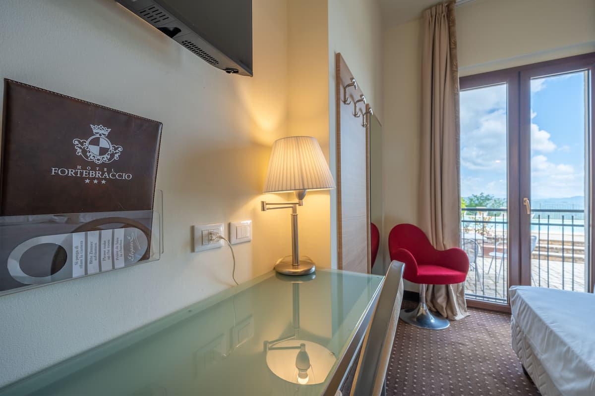 Klassieke kamer, 1 twee- of 2 eenpersoonsbedden | 1 slaapkamer, een minibar, een kluis op de kamer, een bureau