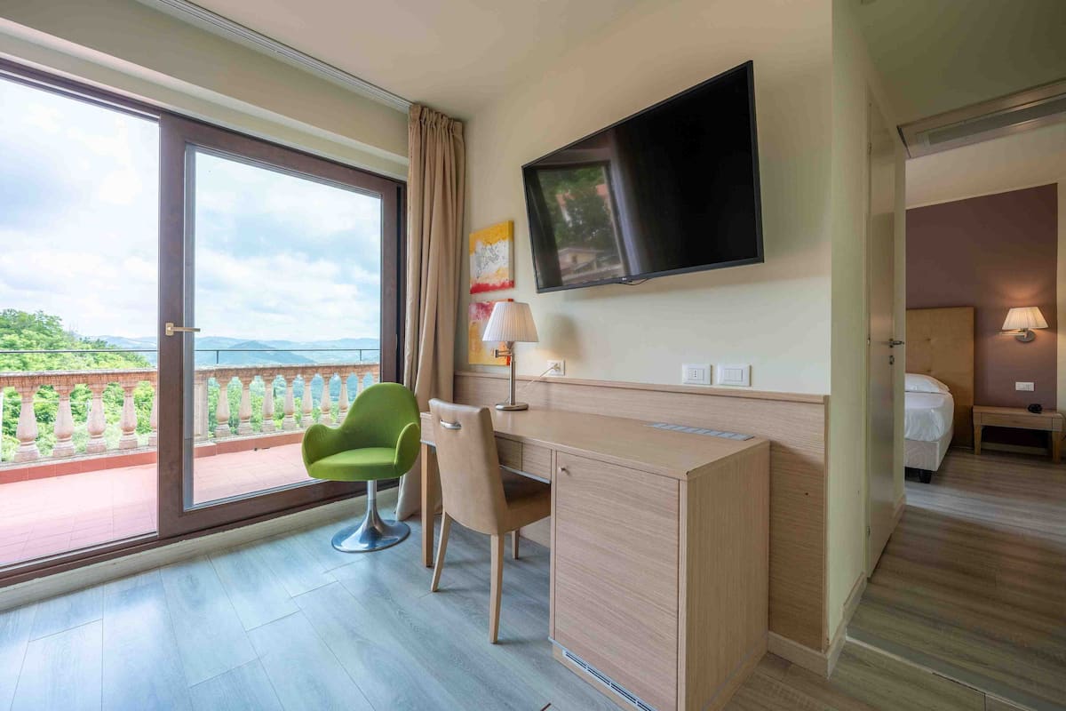 Junior suite | 1 slaapkamer, een minibar, een kluis op de kamer, een bureau