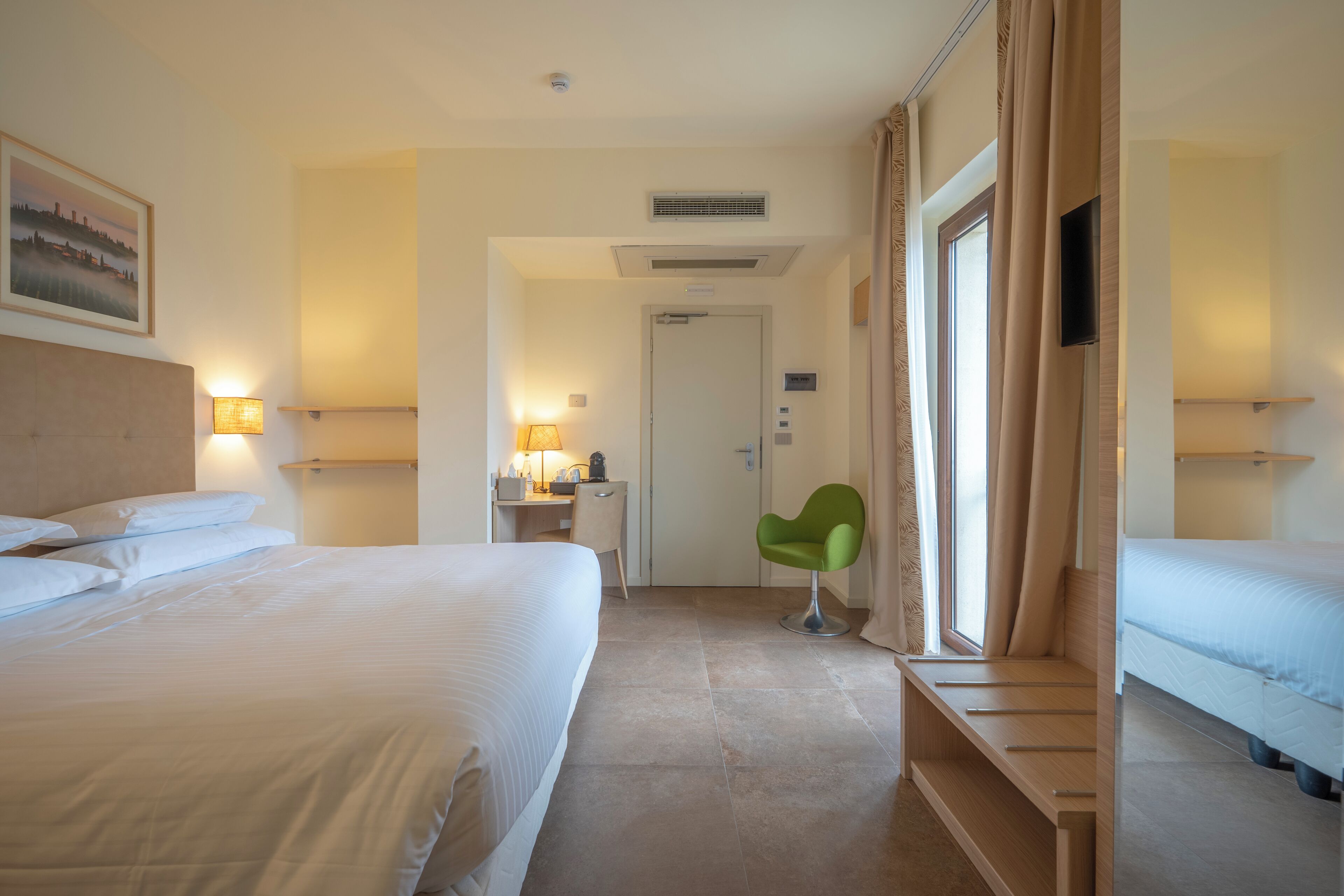 クラシック ダブルまたはツインルーム | ミニバー、セーフティボックス (室内)、デスク、ノートパソコン用作業スペース