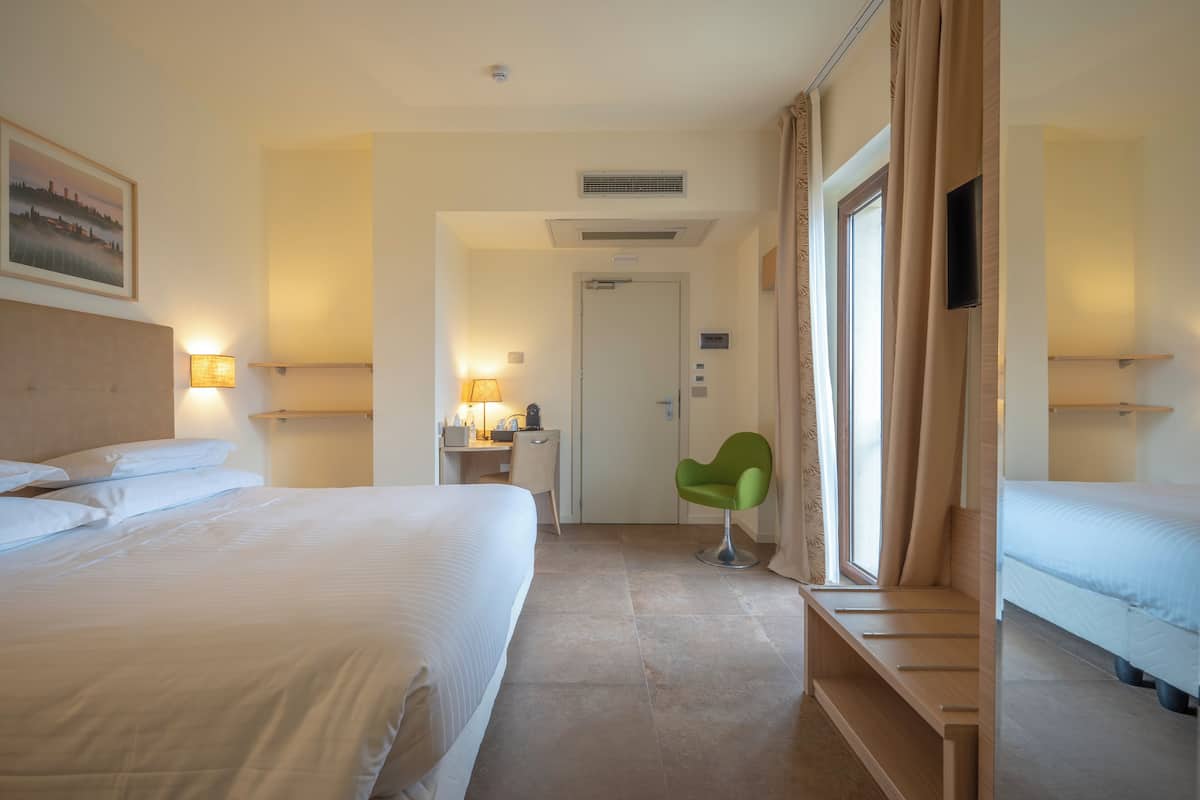 经典双人房或双床房 | 迷你吧、客房内保险箱、办公桌、笔记本电脑工作区