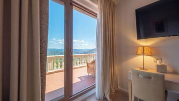 Suite junior | Minibar, caja de seguridad en la habitación y escritorio