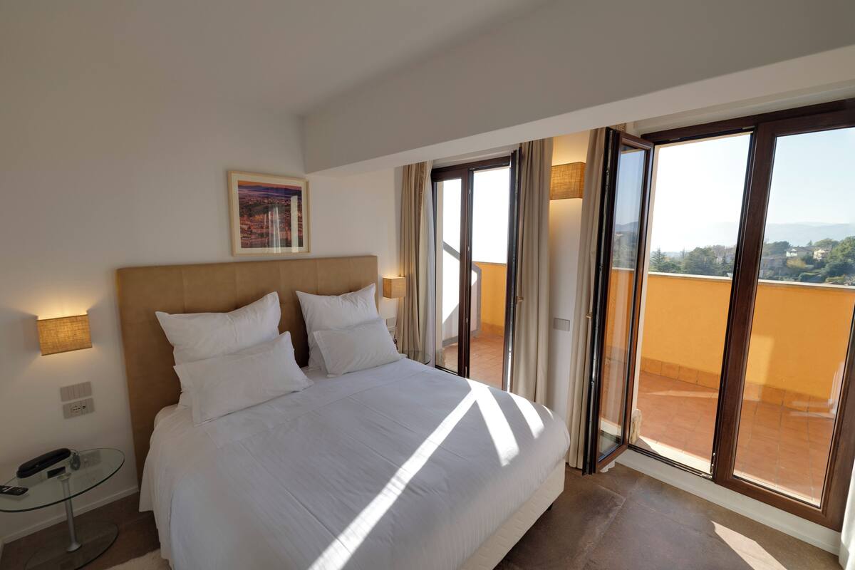 Superior Room, Hill View