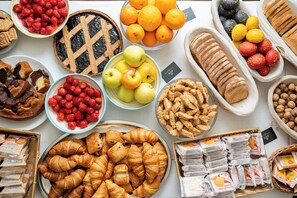 Buffet breakfast for a fee on weekdays