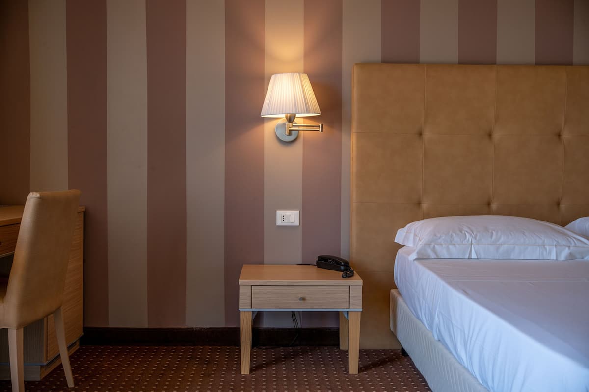 Superior kamer, uitzicht op heuvels | 1 slaapkamer, een minibar, een kluis op de kamer, een bureau