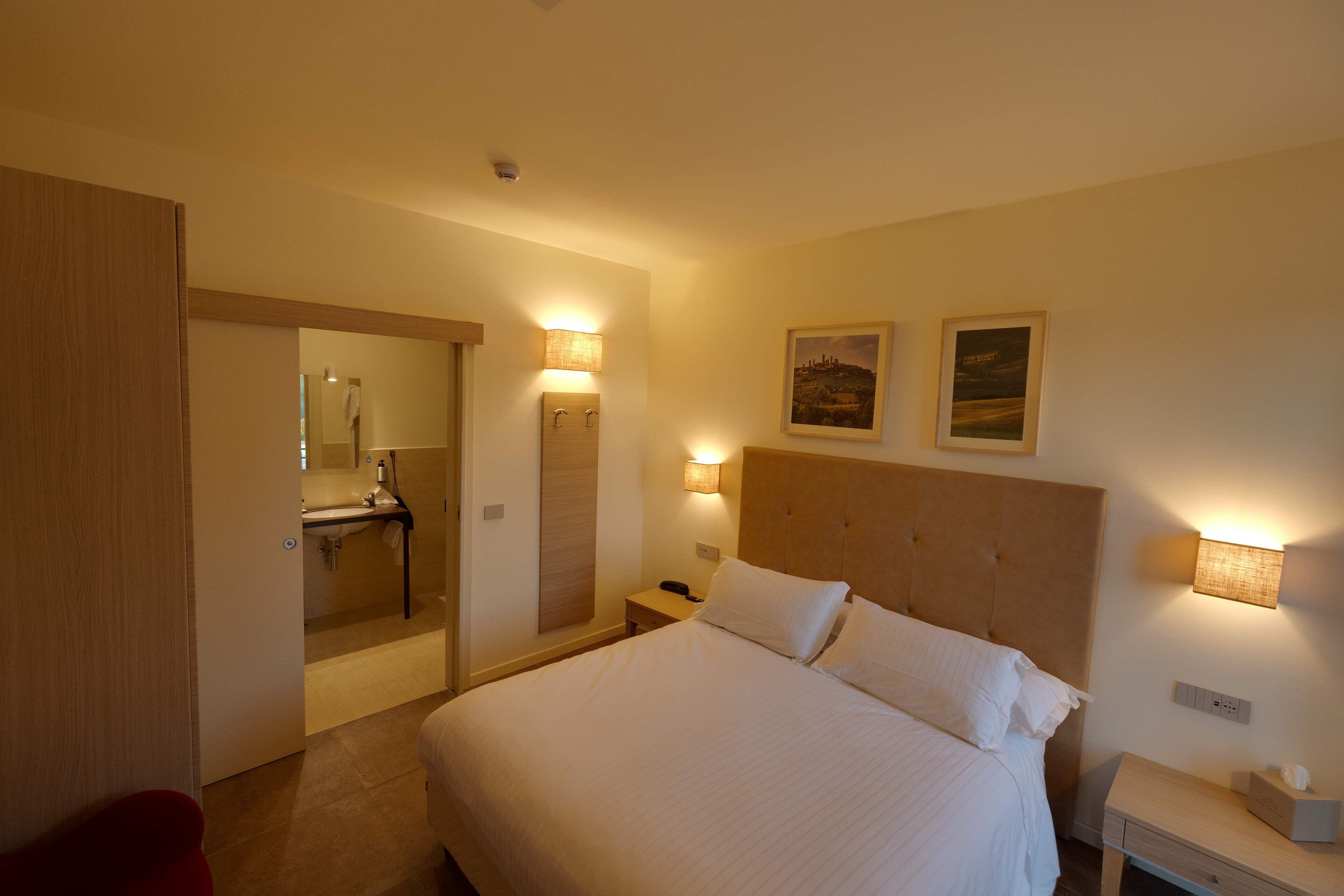 Classic Double or Twin Room | Minibar, in-room safe, desk, laptop workspace