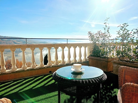 Habitación superior, vistas a la colina | Minibar, caja fuerte, escritorio y espacio para trabajar con un portátil. Hotel Fortebraccio