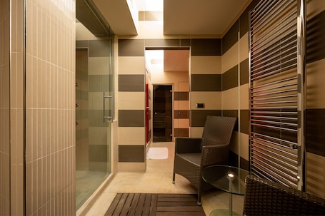 Couples treatment rooms, Turkish bath, body treatments, aromatherapy. Fortebraccio Hotel & Spa