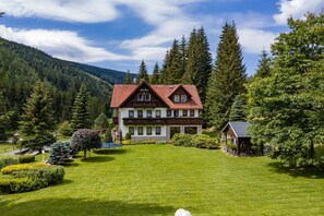 المنشأة من الخارج