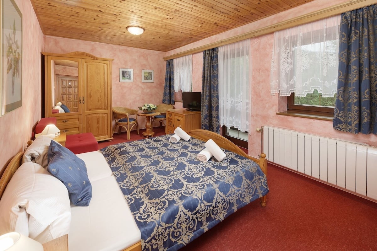 Minibar, Verdunkelungsvorhänge, schallisolierte Zimmer, Babybetten