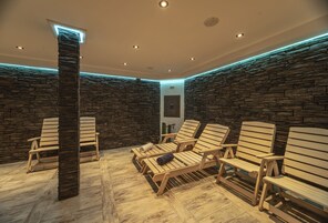 Un sauna, una bañera de hidromasaje, baño turco