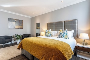 Phòng dành cho gia đình, 2 phòng ngủ, không hút thuốc, phòng thông nhau | Két bảo mật tại phòng, trang trí khác biệt, bàn, phòng cách âm 