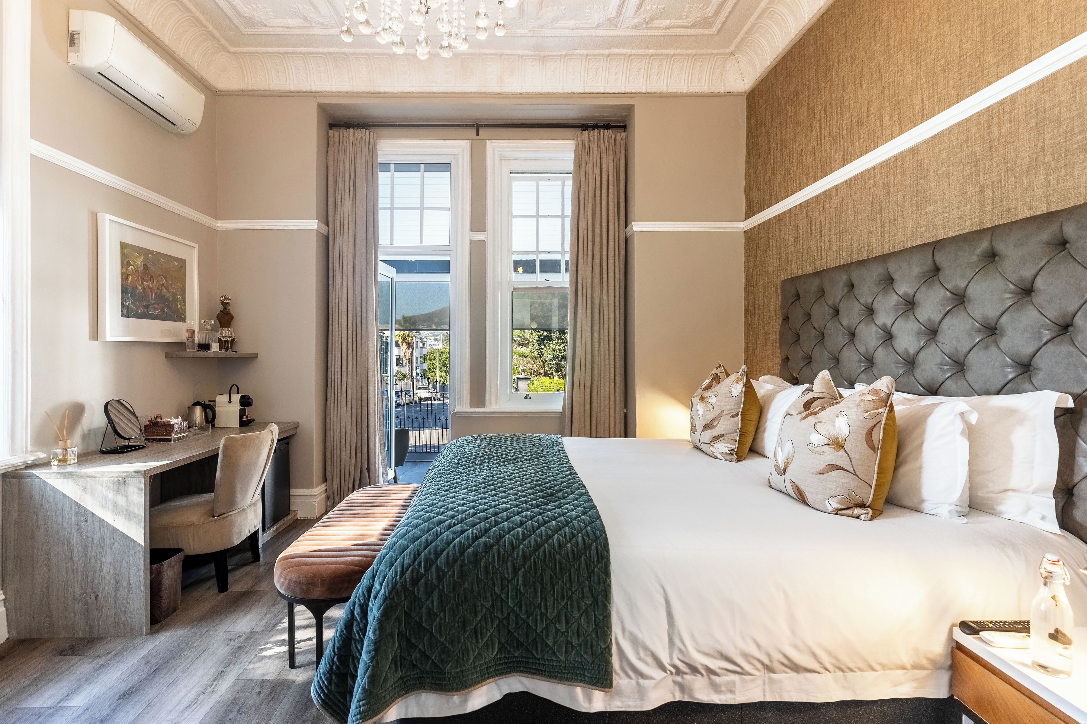 Une chambre d’hôtel avec un grand lit, un bureau et une vue sur l’extérieur.