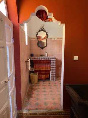 Double Room (1001 Nights) | Bathroom | Free toiletries, hair dryer, towels, soap - Riad Safi (Safi)