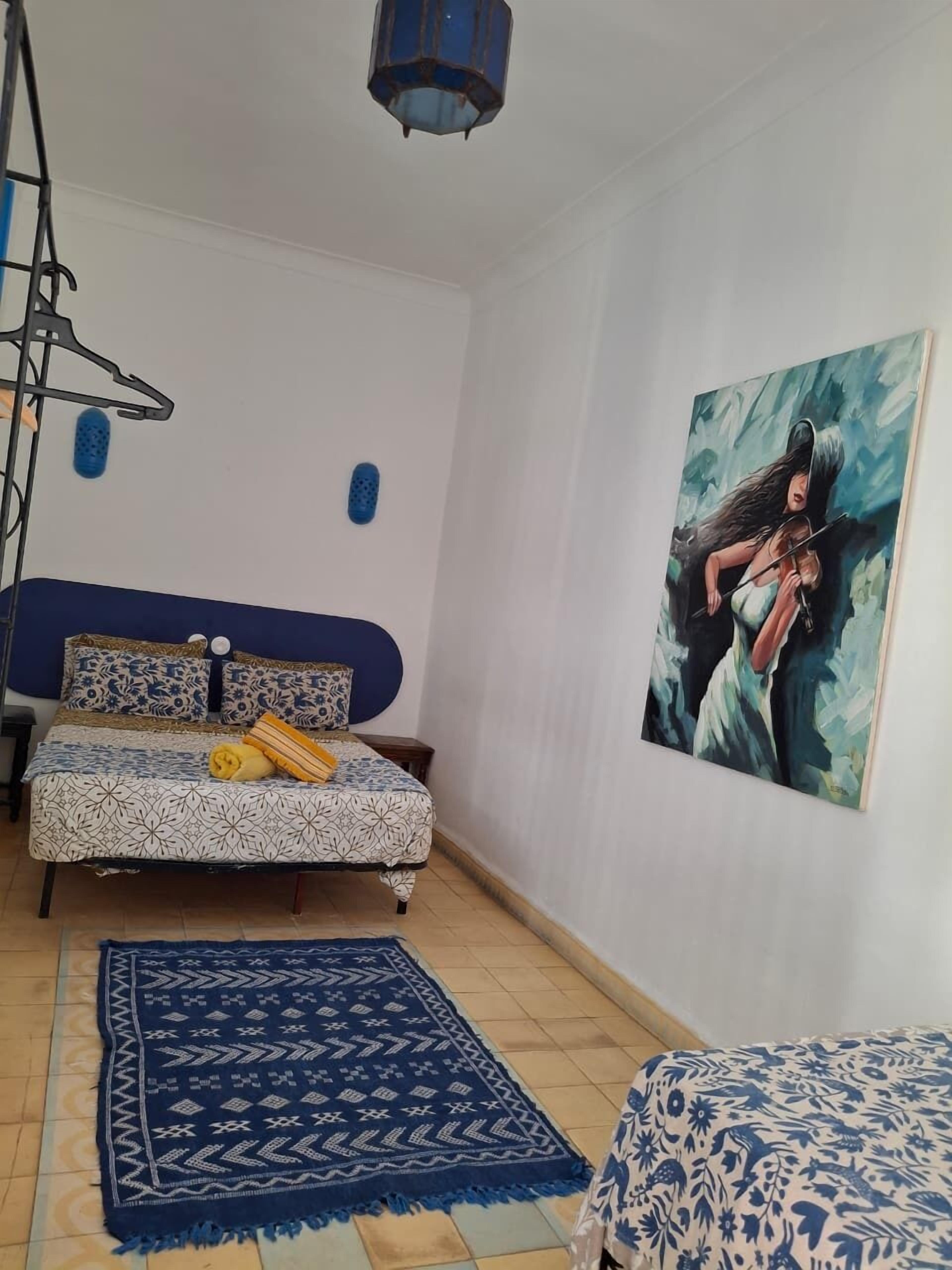 Kamar Double (Jasmin) | Didekorasi berbeda-beda, setrika/meja setrika, dan Wi-Fi gratis