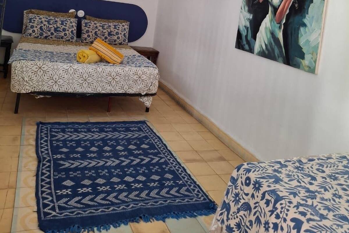 Kamar Double (Jasmin) | Didekorasi berbeda-beda, setrika/meja setrika, dan Wi-Fi gratis