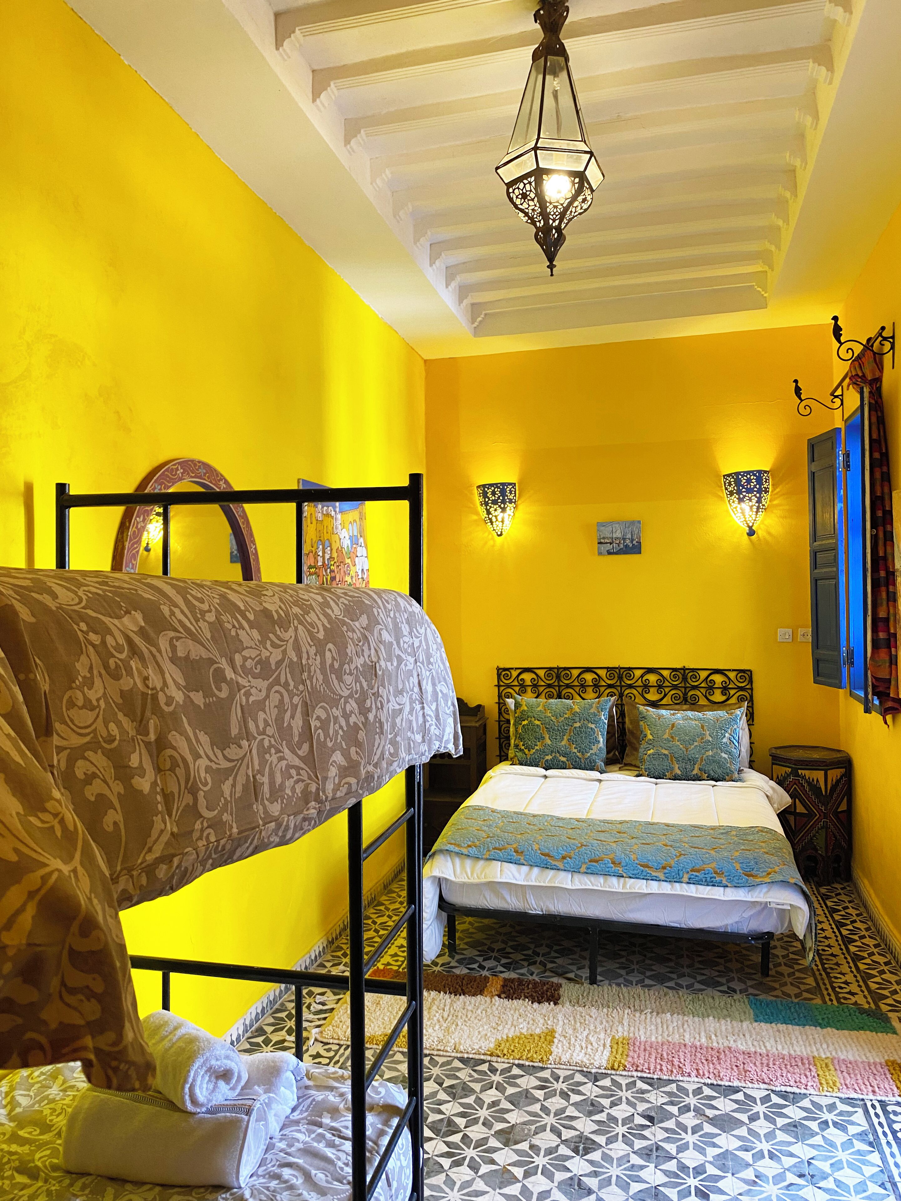 ห้องเบสิกทริปเปิล (Chems) | ห้องพักตกแต่งอย่างมีเอกลักษณ์, เตารีด/โต๊ะรีดผ้า, Wi-Fi ฟรี, ผ้าปูที่นอน