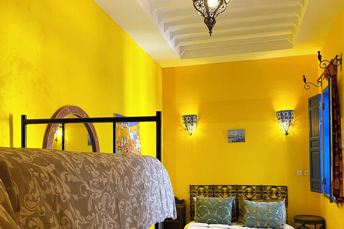 Tabla de planchar con plancha, wifi gratis y decoración personalizada