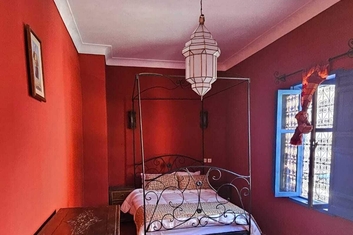 Tabla de planchar con plancha, wifi gratis y decoración personalizada