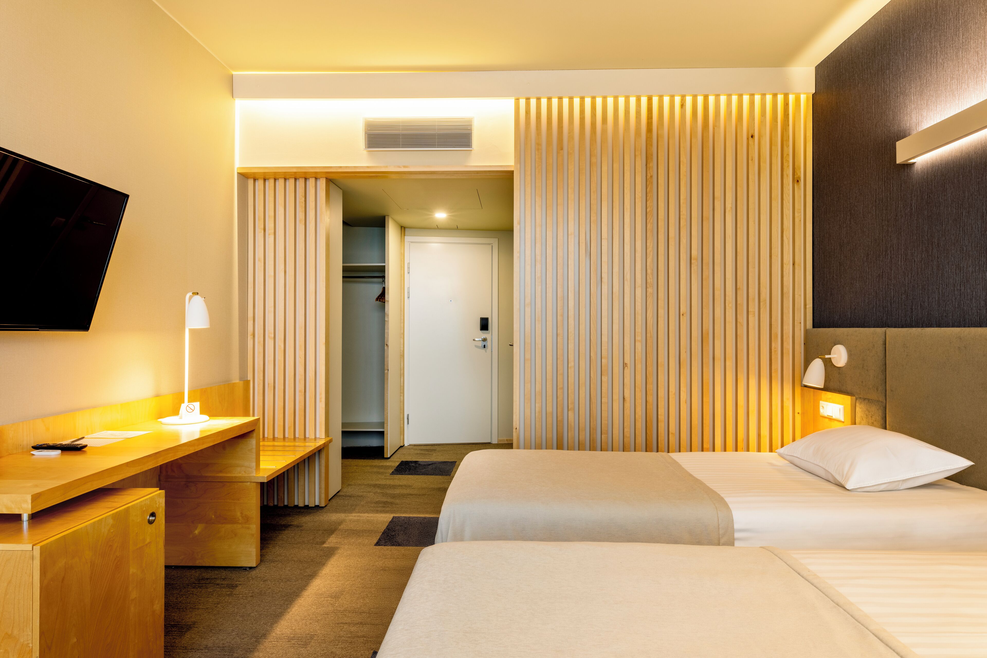 Superior-Doppel- oder -Zweibettzimmer | Zimmersafe, Schreibtisch, Verdunkelungsvorhänge, Bügeleisen/Bügelbrett